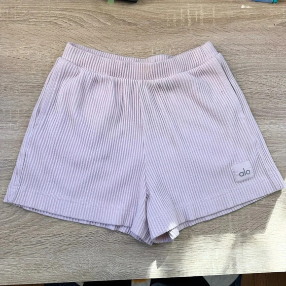 Alo Yoga Muse Shorts Ribbed Knit Sweat Short in Light Pink Small - Picture 2 of 7